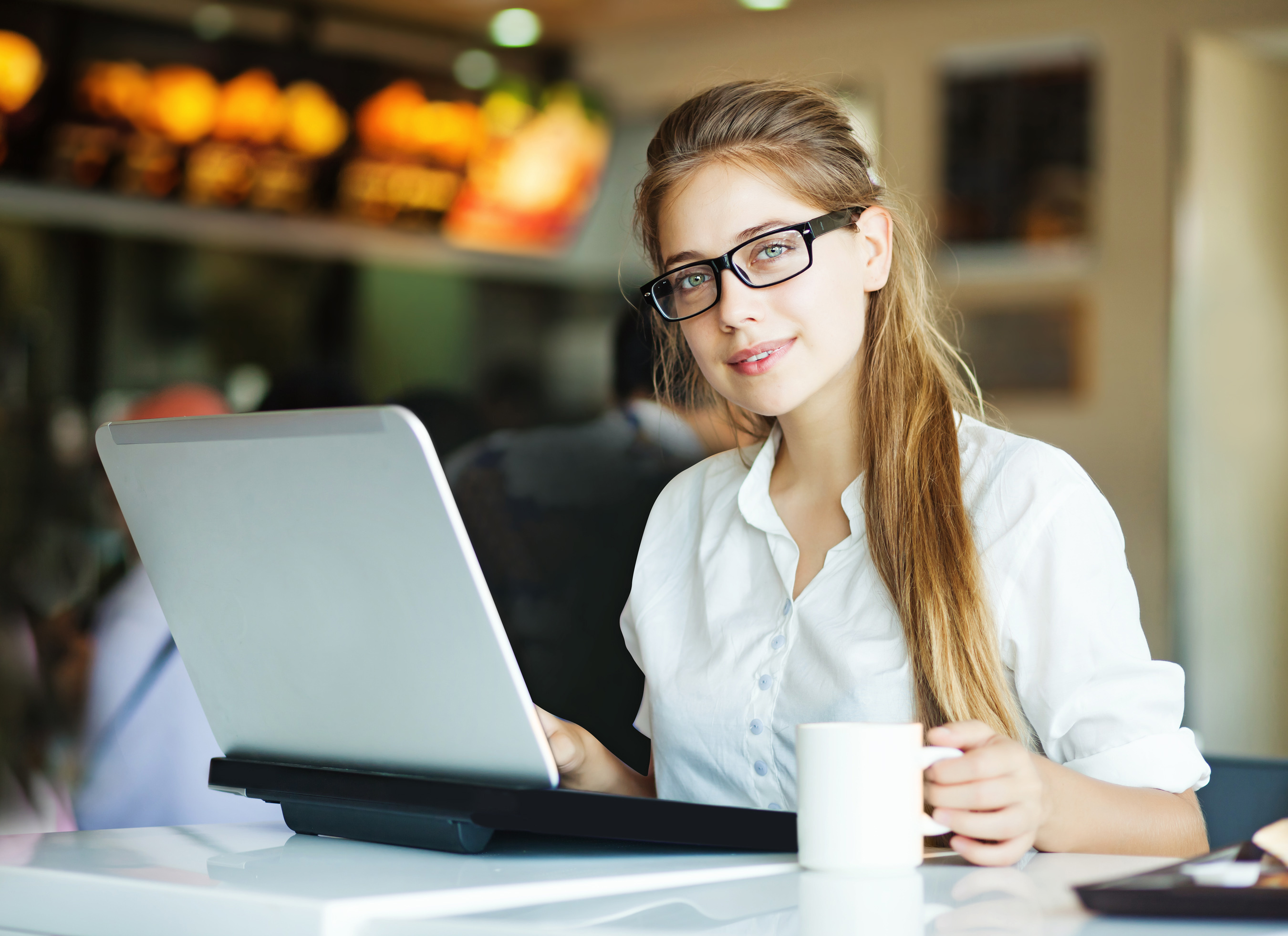 Работа кла. Девушка программист. Девушка в очках в офисе. Женщина за ноутбуком в офисе. Девушка за ноутбуком.