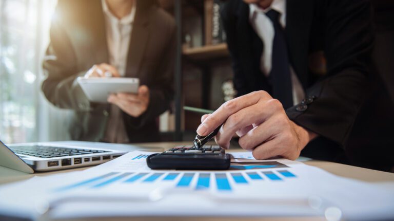 difference between budget and cash flow